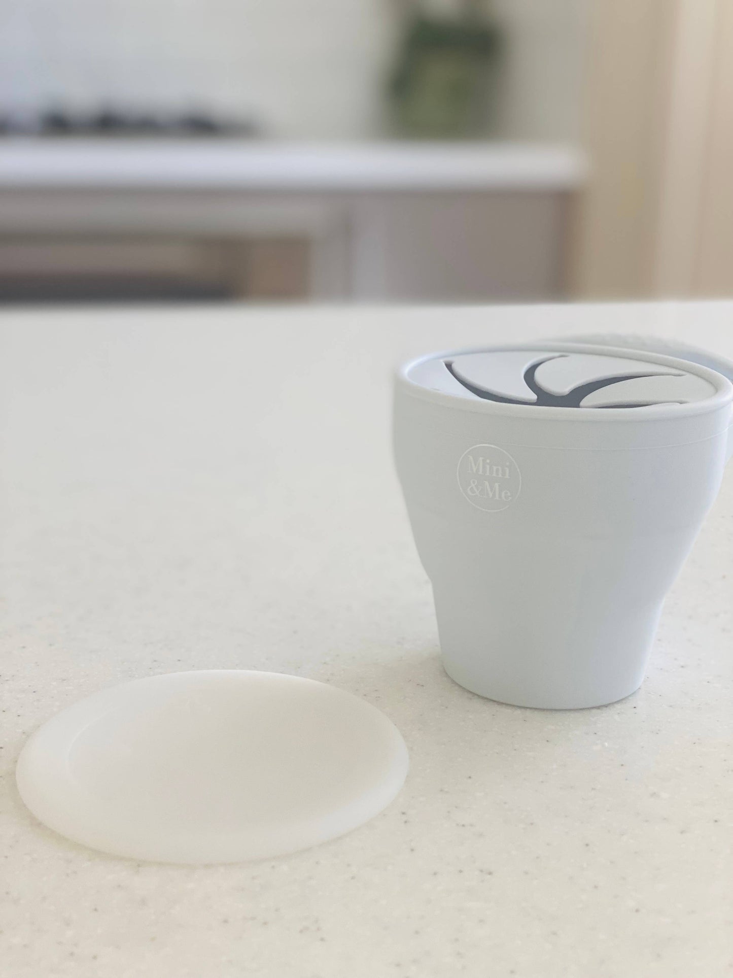 Mini & Me Snack Cup Collapsible with Lid in almond, ice-blue, kale-green, blue, white, beige and green - additional view 6